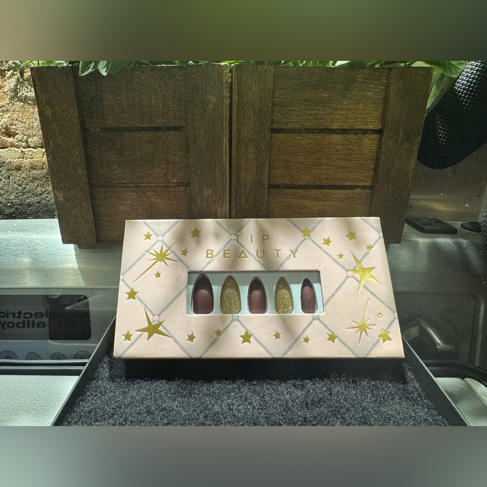 Lip Beauty Nail Set with Gold and Pink Accents